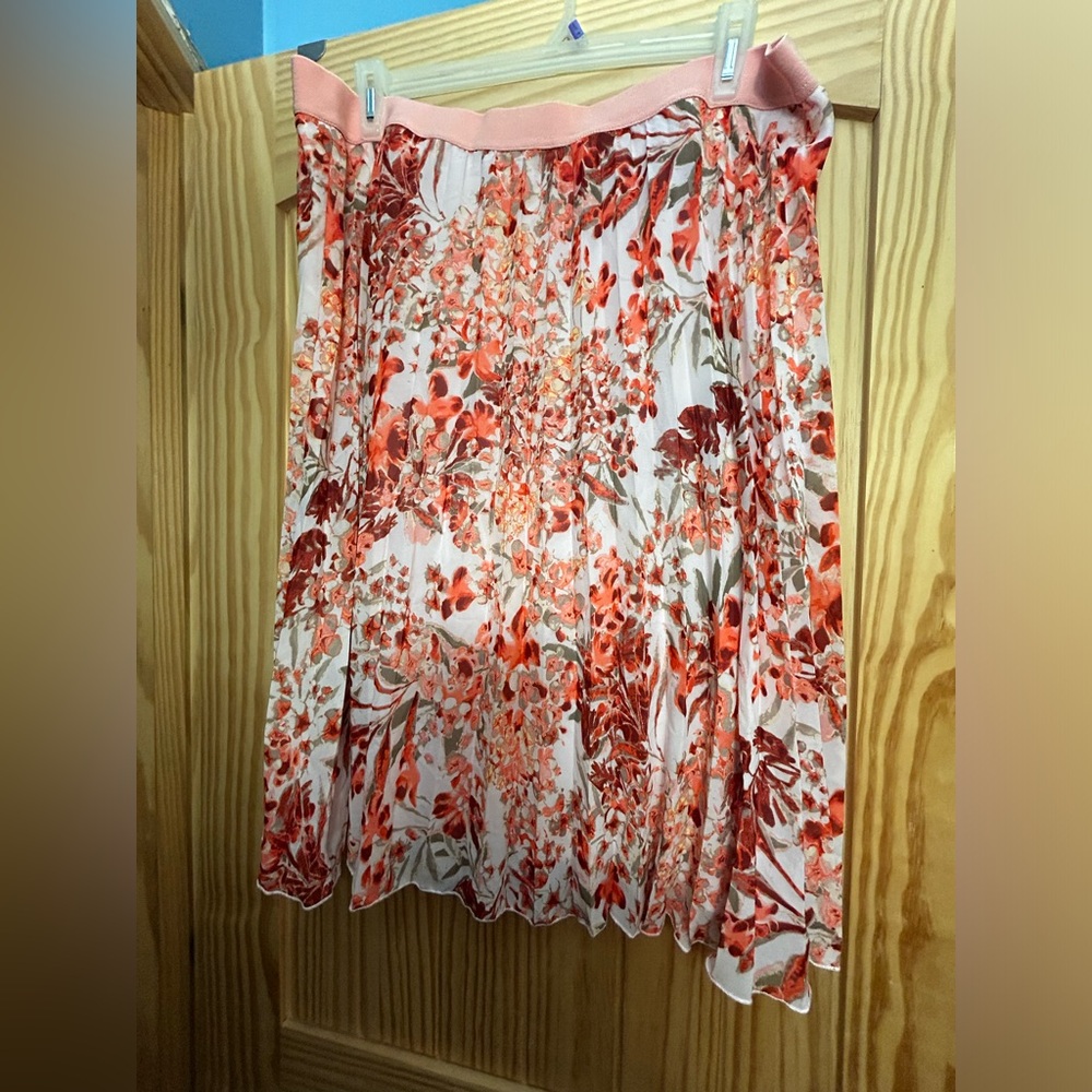 Pleated skirt. Lined